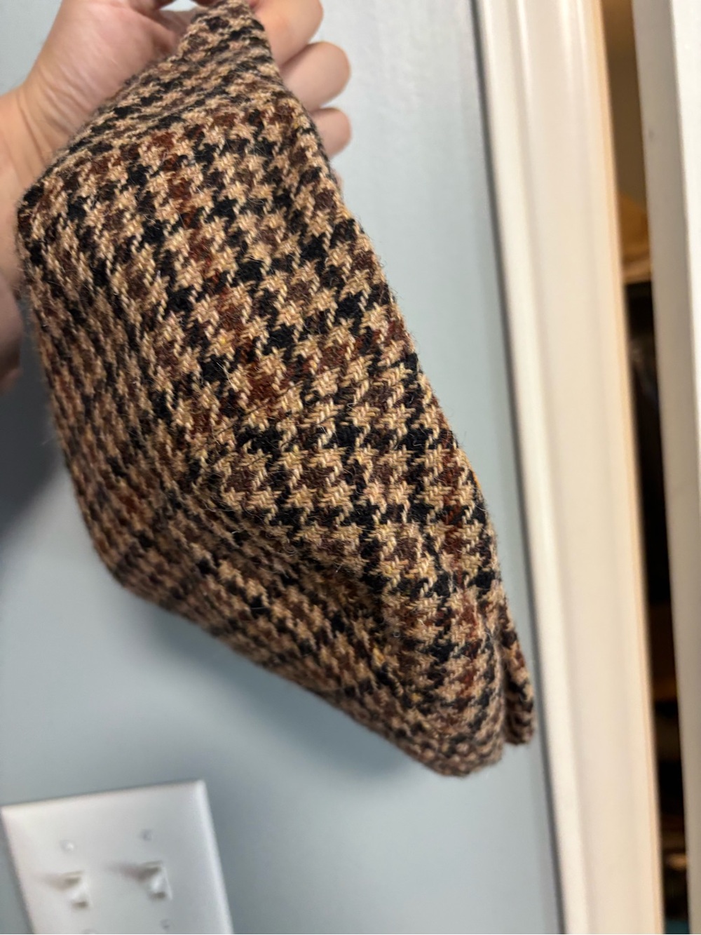 Brown Houndstooth Flat Cap - Classic Men's Accessory